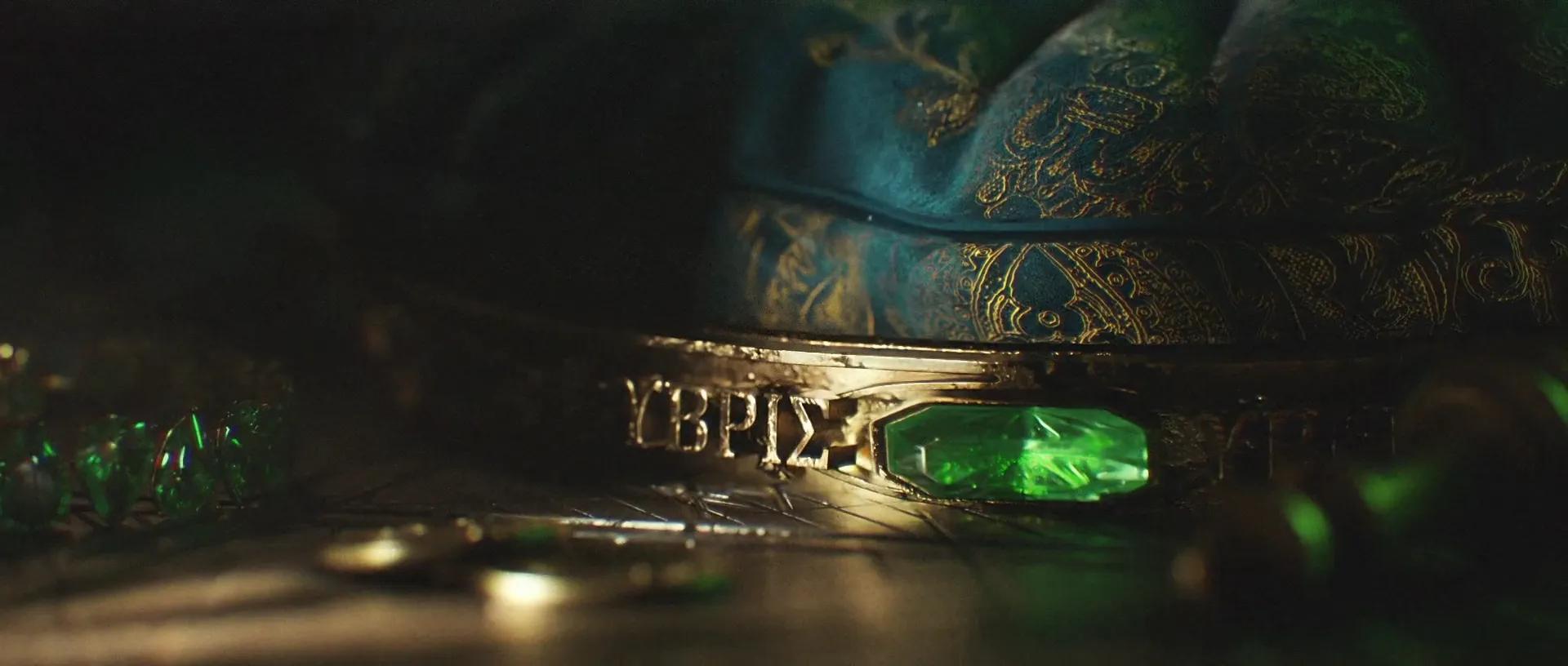 ΥΒΡΙΣ crown — emerald detail